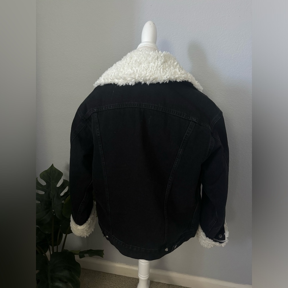 Black Levi’s Sherpa Denim Jacket - Picture 3 of 6